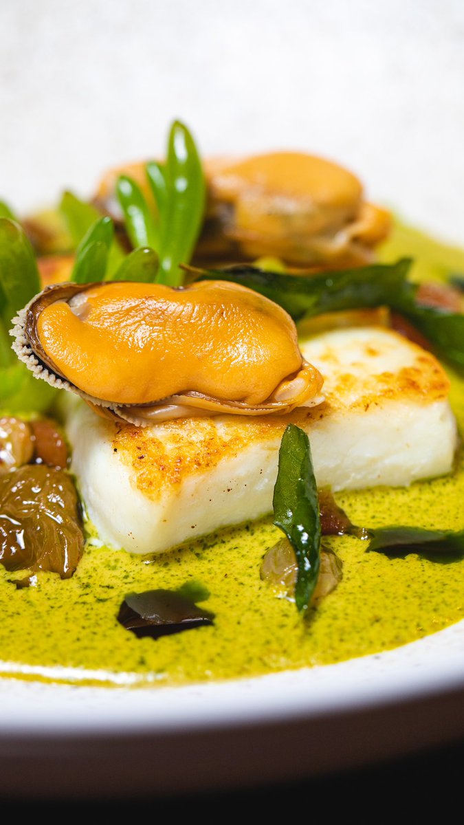 In the <a href="/JamesMartinMCR/">JamesMartinMCR</a> kitchen with <a href="/jamesmartinchef/">James Martin</a> and team tonight with head chef <a href="/chefDcrampton/">Douglas Crampton</a>. ‘Hoisin Duck Bun’ and ‘BBQ Mackerel’ are the first two courses this evening.