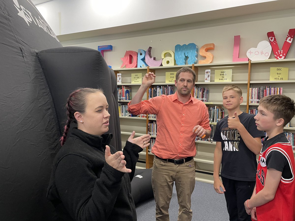 ccsd21london's tweet image. Astronomy students in 7th grade are learning about the night sky in our Star Lab and through virtual reality. Did you know there are more planets than stars in the universe? #21learns #bestriking #sciencechat