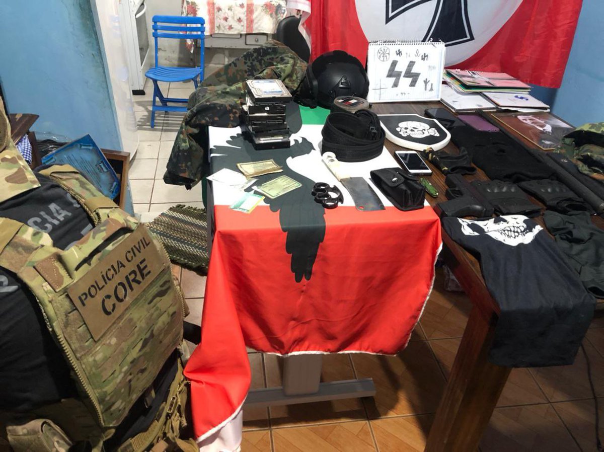 Eduardo_AI1917's tweet photo. 🇧🇷 ATENÇÃO! 🚨

Um adolescente foi detido em Maquiné (RS) e foram apreendidos materiais de apologia ao nazismo.

O jovem era parte  de grupos de ódio na internet e faria um ataque a uma escola no norte do Estado.

#Brasil #neonazismo https://t.co/xORNLrCITR