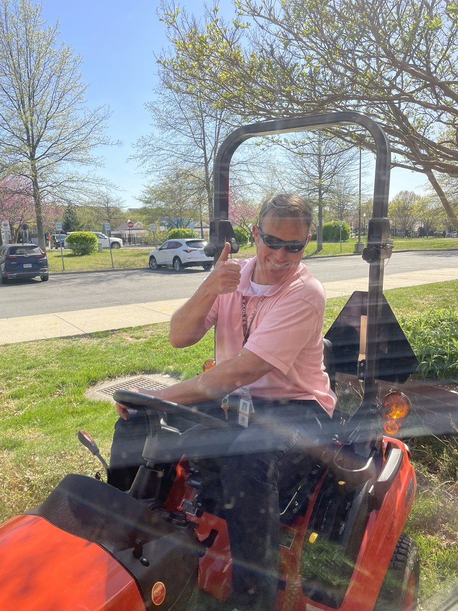 Kim Dempsey (@mrskdempsey) on Twitter photo From Pre-K rewards in the office to mowing the school lawn with our new equipment, <a href="/Principal_LRES/">Kevin Murphy</a> is dedicated to the success of the #LRelem community! From Pre-K rewards in the office to mowing the school lawn with our new equipment, <a href="/Principal_LRES/">Kevin Murphy</a> is dedicated to the success of the #LRelem community!