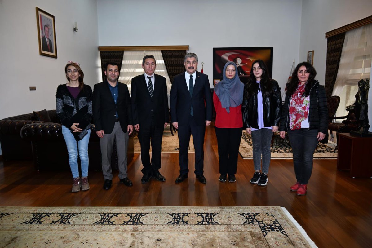 Vali Yılmaz'ı Makamında Ziyaret Eden A01 Osmaniye Neptün Takımı, "Trafikte Geçiş Öncelik Sistemi" İsimli Projelerini Tanıttılar osmaniye.gov.tr/vali-yilmazi-m…