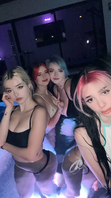 4 egirls in a hot tub…. They might kiss ? https://t.co/mXhgQ8WQLw