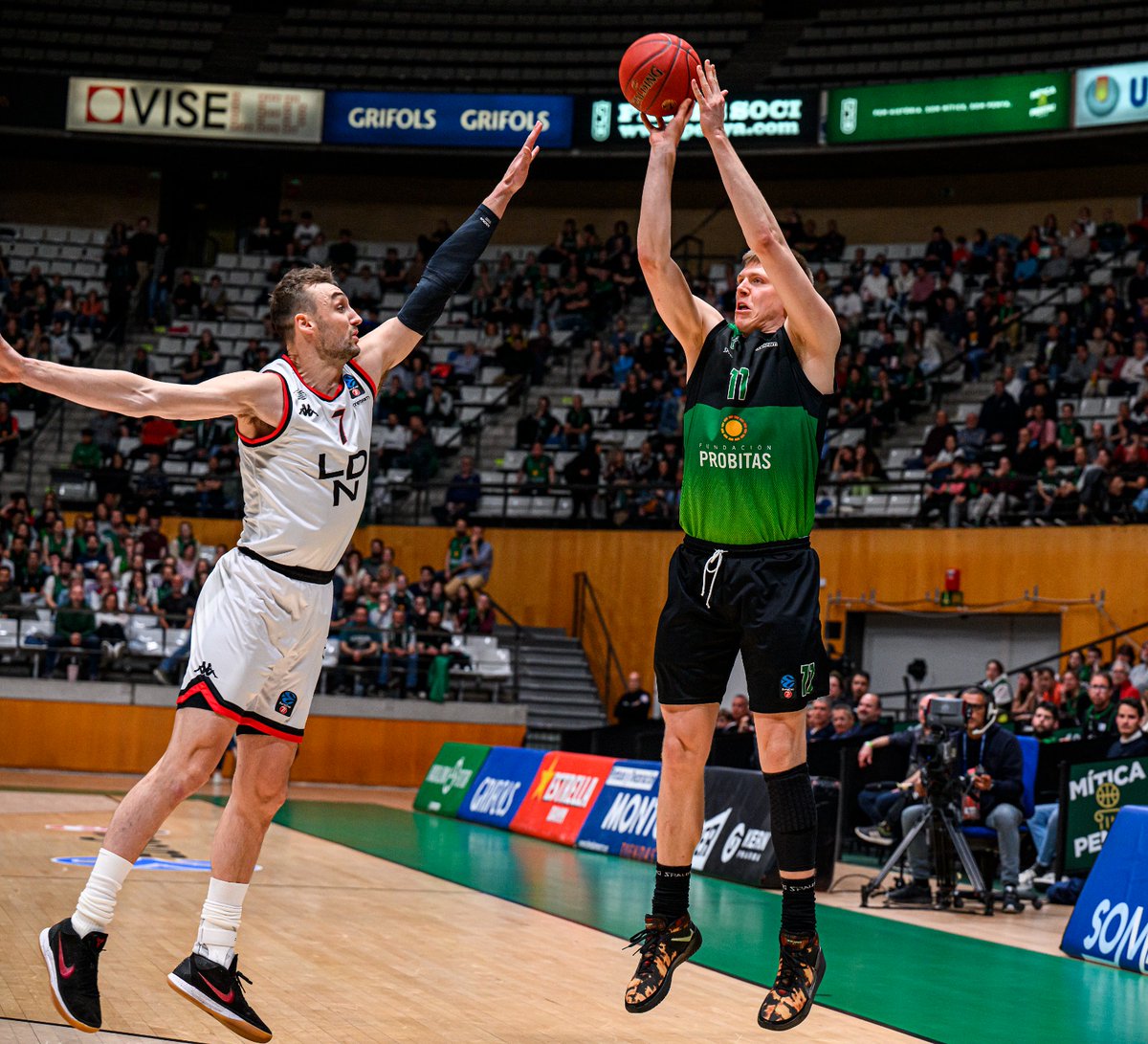 Club Joventut Badalona (@penya1930) on Twitter photo 💚🖤 FINAAAAL!! Ja som a quarts de final! Força Penya!!
<a href="/Penya1930/">Club Joventut Badalona</a> 89-78 <a href="/LondonLions/">London Lions Basketball</a>
🎯 Ante Tomic: 16 punts / Henry Ellenson: 14 punts
#BadalonaÉsFutur 💚🖤 FINAAAAL!! Ja som a quarts de final! Força Penya!!
<a href="/Penya1930/">Club Joventut Badalona</a> 89-78 <a href="/LondonLions/">London Lions Basketball</a>
🎯 Ante Tomic: 16 punts / Henry Ellenson: 14 punts
#BadalonaÉsFutur