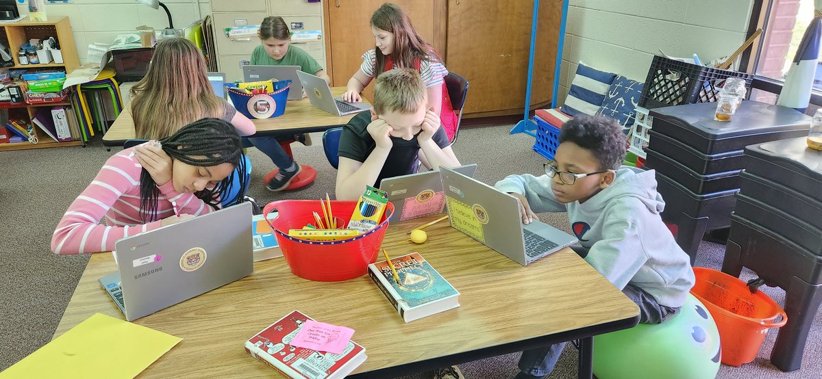 HESChessClub's tweet photo. It's the final week of the Stock Market Game, and our teams are diligently finalizing their portfolio @SIFMAFoundation @Hubbard_Elem @monroe_schools https://t.co/rv3QRKqwud