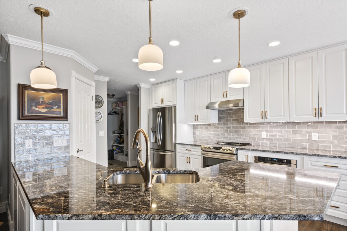 Have you ever thought about the color gold in your kitchen? Gold makes a statement, and it makes your kitchen stand out. Gold is a symobol of glamour, nobility, and luxury. #goldhardware #goldlightfixtures #DreamMaker