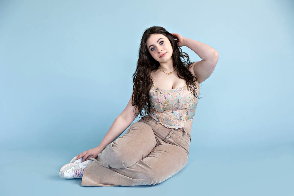 Gaby!!  Where do I start?  Her smile?  Those eyes?  That hair?  She is just stunning and seems so dang sweet on top of it!!