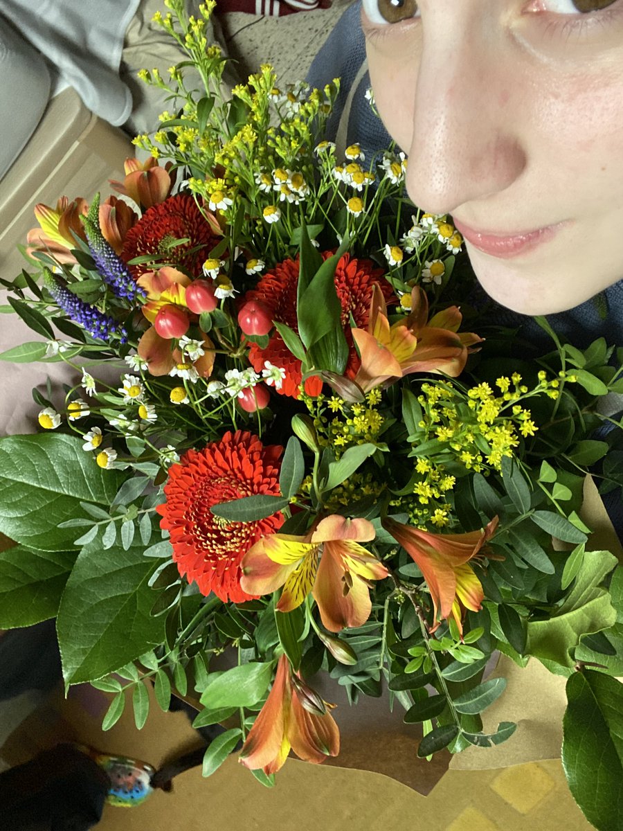 nataxdjaja's tweet photo. sabe que me encantan entonces me regala flores todos los meses dias aleatorios y me hace fotos cn ellas para ponerselas de fondo de pantalla https://t.co/jragf9RlE5