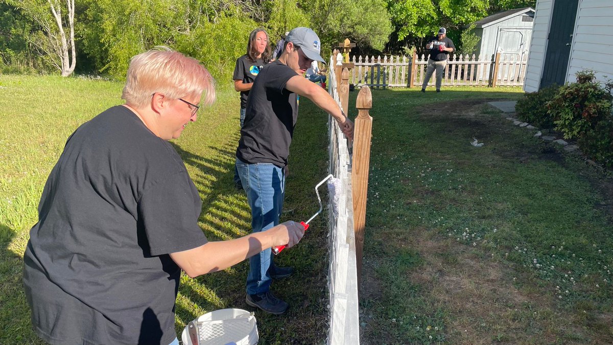 wpdeabc15's tweet photo. ABC15 teamed up with Habitat for Humanity of Horry County for Sinclair's Day of Service. Our team volunteered their time to help fix up a house as part of Habitat's Neighborhood Revitalization program. https://t.co/mKWC0xnfZb https://t.co/xc1osZosbR