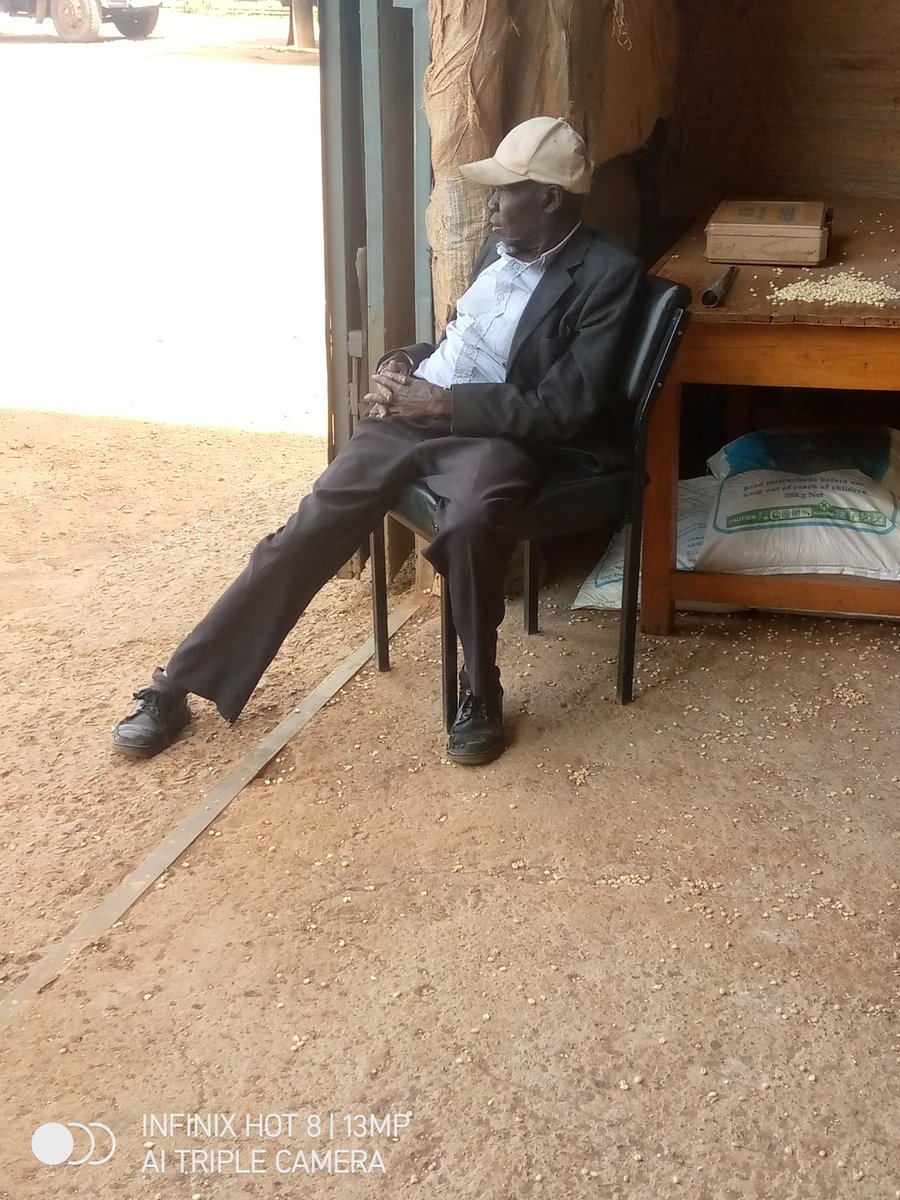 You can imagine this man is a millionaire 🤓😂😂