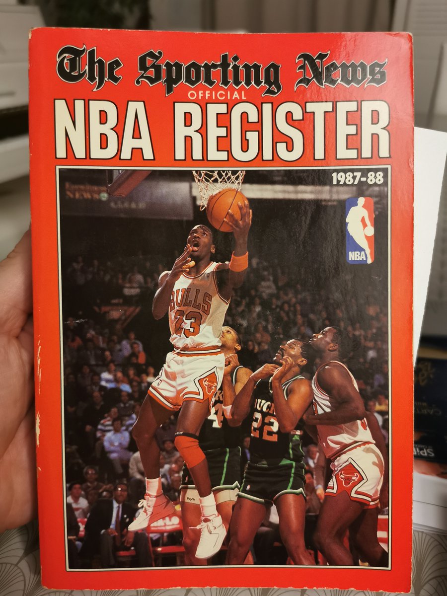 pressebasket's tweet photo. L'arrivage du jour 😍😍
The Sporting News #NBARegister 1987-88, #MichaelJordan en cover, en excellent état. Il vient s'ajouter à ma petite collec perso :-) et va trouver sa place ds ma caverne. #livredesport #collection #sportcollection #collector #vintage #nbavintage #nba https://t.co/GDibO4wGeo
