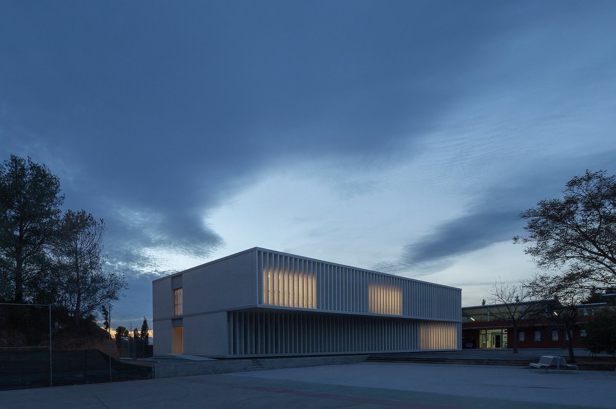 Arqenblanco's tweet photo. Escuela Familiar Camp Joliu - bxd arquitectura  
Imagen: Alejo Bagué
________________________________
#bxdarquitectura #escuelafamiliarcampjoliu #alejobague #larboc   #españa #arquitecturaespaña #arquitecturaenblanco #arquitecturaespañola #arquitectura #architecture #archdaily https://t.co/xMCkr9vJtF