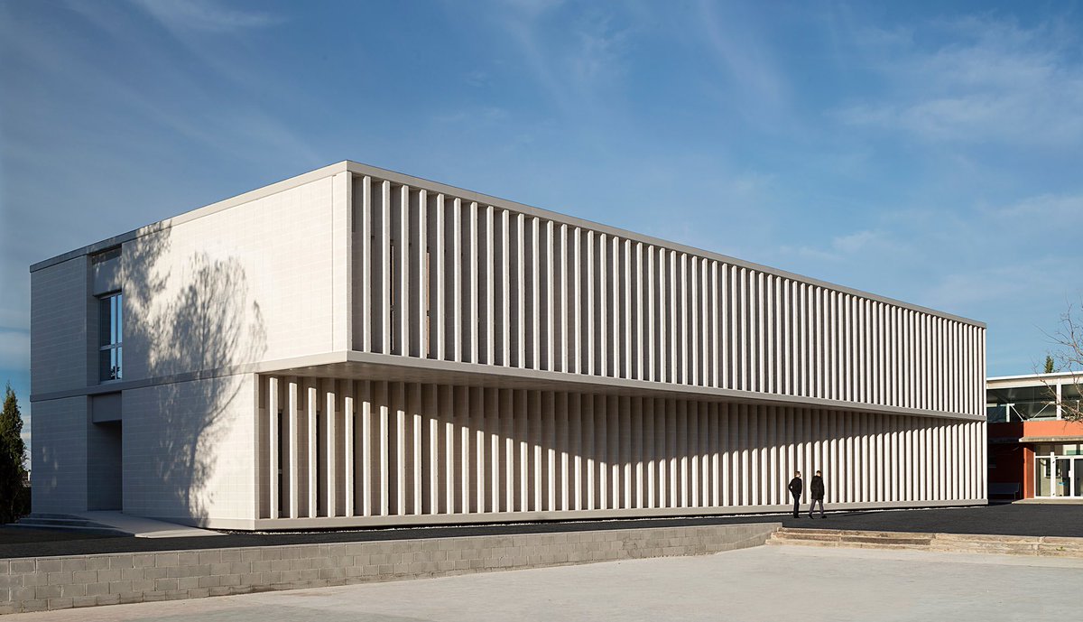 Arqenblanco's tweet photo. Escuela Familiar Camp Joliu - bxd arquitectura  
Imagen: Alejo Bagué
________________________________
#bxdarquitectura #escuelafamiliarcampjoliu #alejobague #larboc   #españa #arquitecturaespaña #arquitecturaenblanco #arquitecturaespañola #arquitectura #architecture #archdaily https://t.co/xMCkr9vJtF