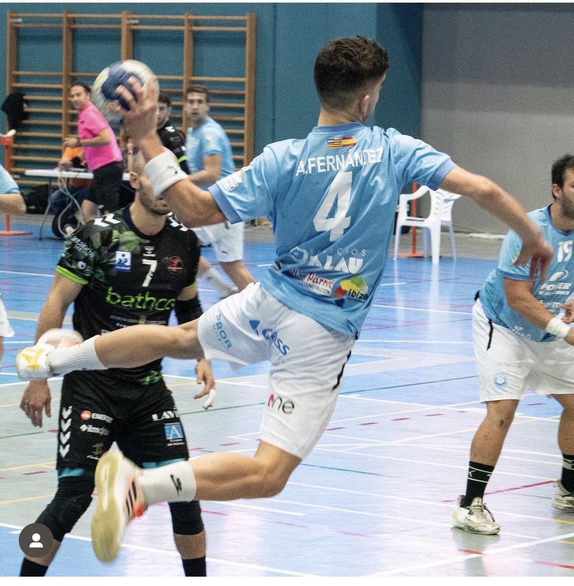 ‼️NOTICIÓN‼️

Nuestro extremo derecho @adriibz18 del primer equipo ha pasado hoy por chapa y pintura⚒️. Nos alegra comunicaros que la operación ha ido genial🤩. ¡En unos mesos lo tenemos de vuelta!🧡 @TrasmapiFerry <a href="/ibizaud/">UD Ibiza 🩵</a> 

#trasmapi #hceivissa #LCA #operación #canteranaranja