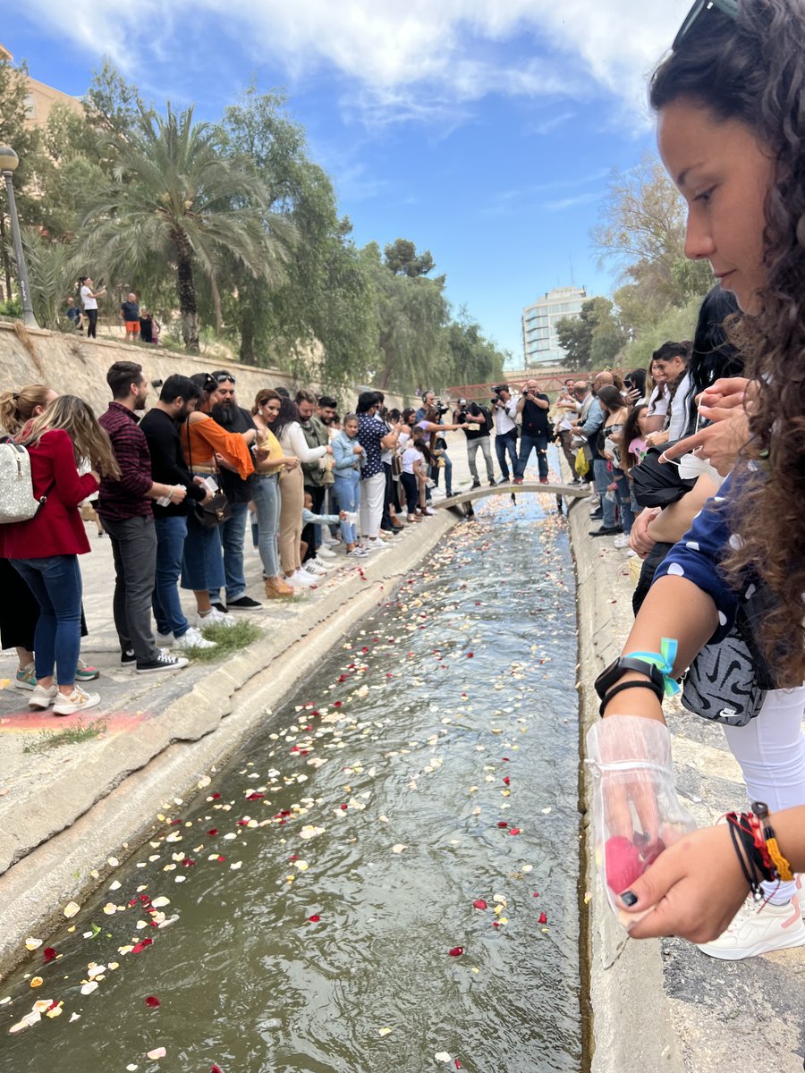 gitanos_org_elx's tweet photo. Esta tarde, hemos conmemorado el #DiaPuebloGitano #8deAbril con un emocionante acto organizado por el @ajuntamentelx junto a las entidades gitanas de la ciudad.
El acto ha finalizado con la tradicional #CeremoniaDelRio.
💙❤️💚 #SastipenThajMestipen
#iligitanos https://t.co/EzkBEdB8gh