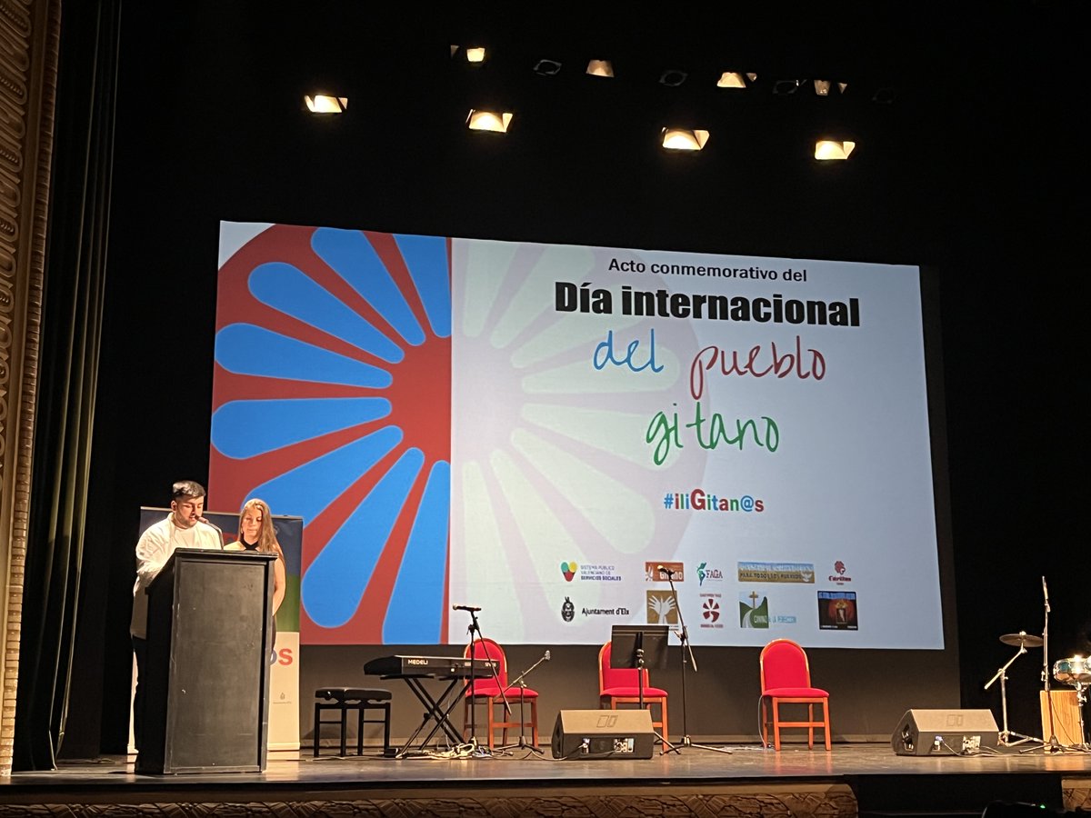 gitanos_org_elx's tweet photo. Esta tarde, hemos conmemorado el #DiaPuebloGitano #8deAbril con un emocionante acto organizado por el @ajuntamentelx junto a las entidades gitanas de la ciudad.
El acto ha finalizado con la tradicional #CeremoniaDelRio.
💙❤️💚 #SastipenThajMestipen
#iligitanos https://t.co/EzkBEdB8gh