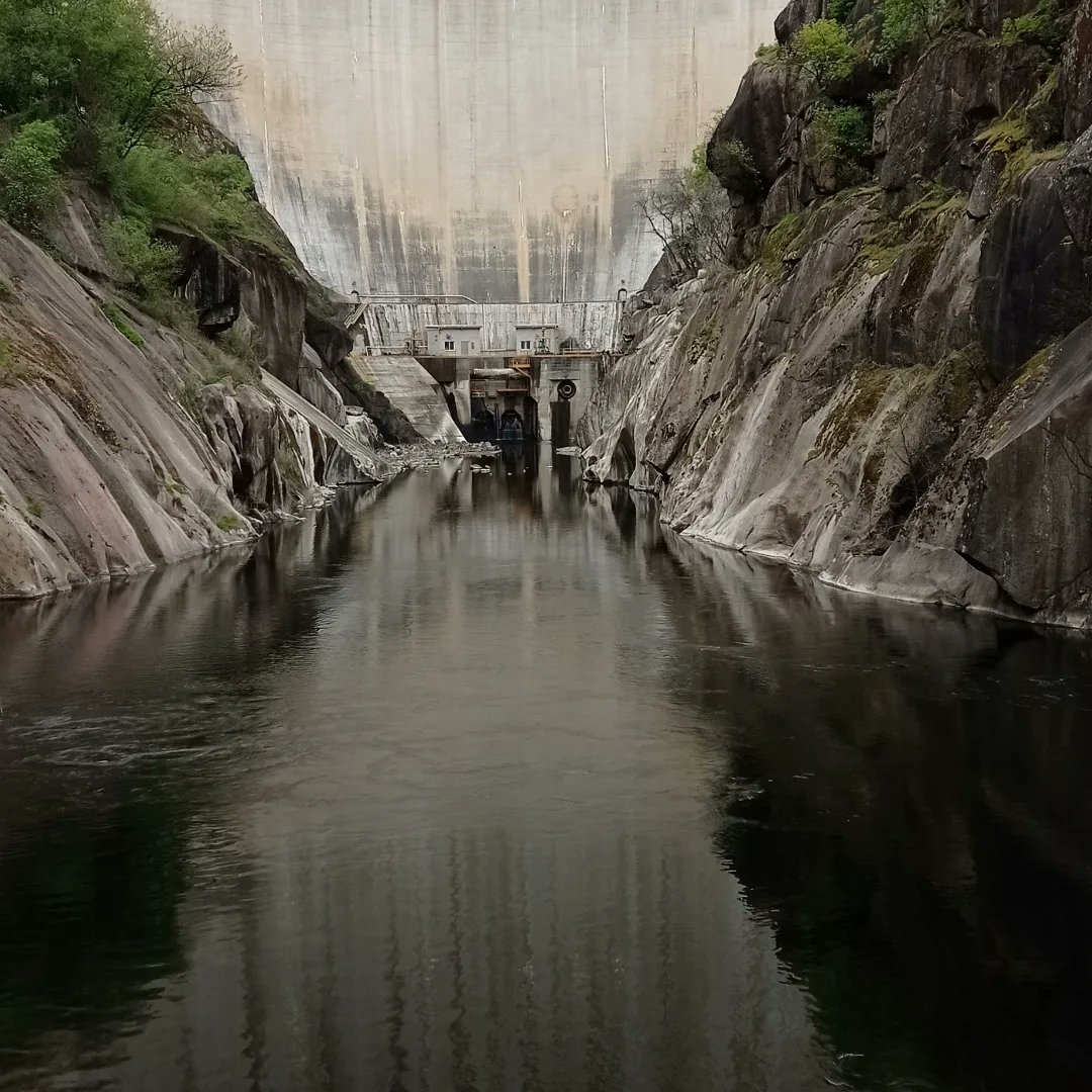 Outra xornada mix de aprendizaxes e convivencia nesta nosa comunidade de guías #turísticas/os da #RibeiraSacra
Neste caso vendo #patrimonioindustrial, o edificio da subestación da presa de Belesar, declarado Ben de Interese Cultural
Grazas a <a href="/Naturgy/">Naturgy</a> pola acollida 🔝