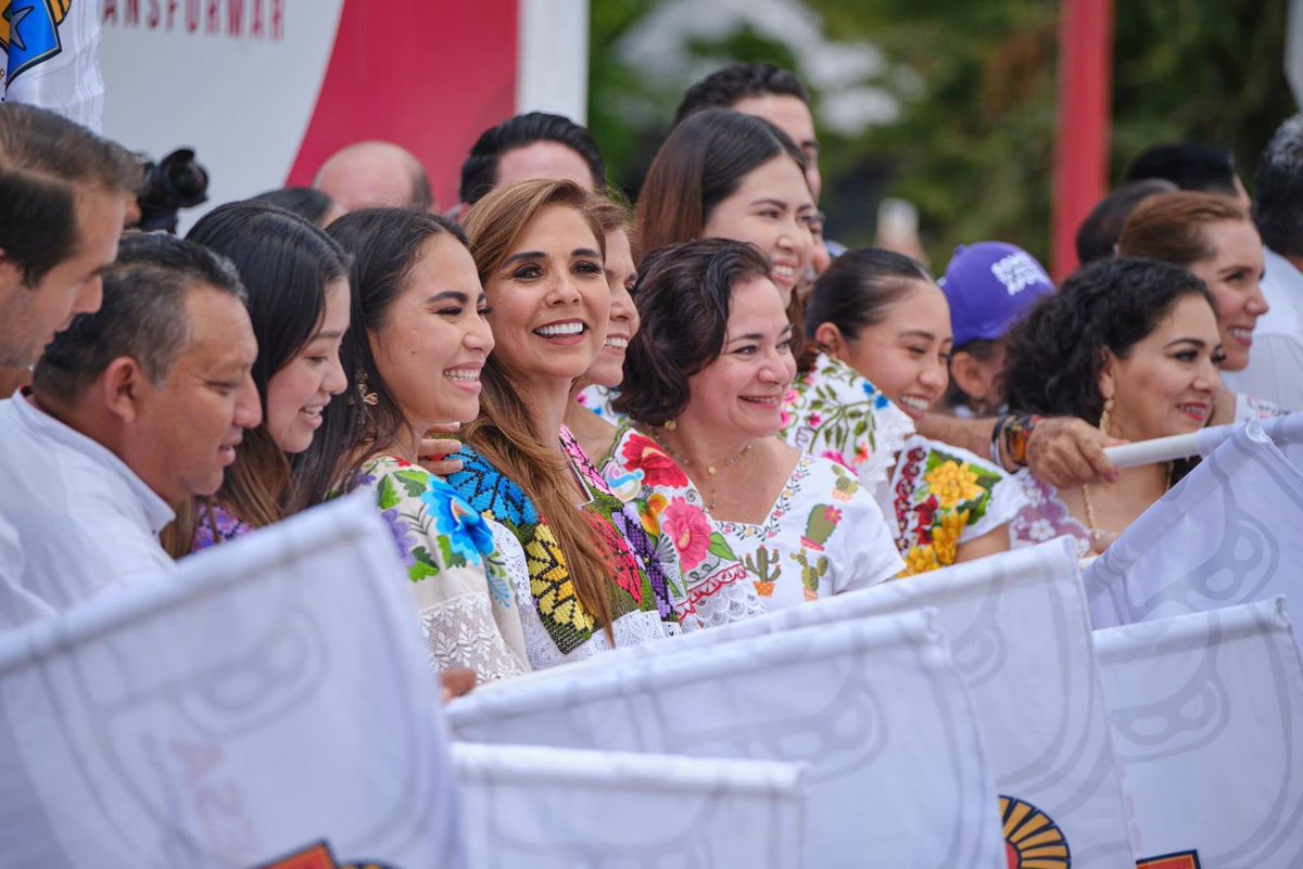 JuanitaAlonso_'s tweet photo. Hoy acompañé a mi amiga y gobernadora @MaraLezama en el banderazo de salida de las unidades móviles de atención médica del programa “SALUD PARA TOD@S!. Unidades que recorrerán todo #QuintanaRoo para llevar #SaludParaTodos y en breve estarán en #Cozumel.

#UnidosSomosMásGrandes https://t.co/Jw9OQEEasF
