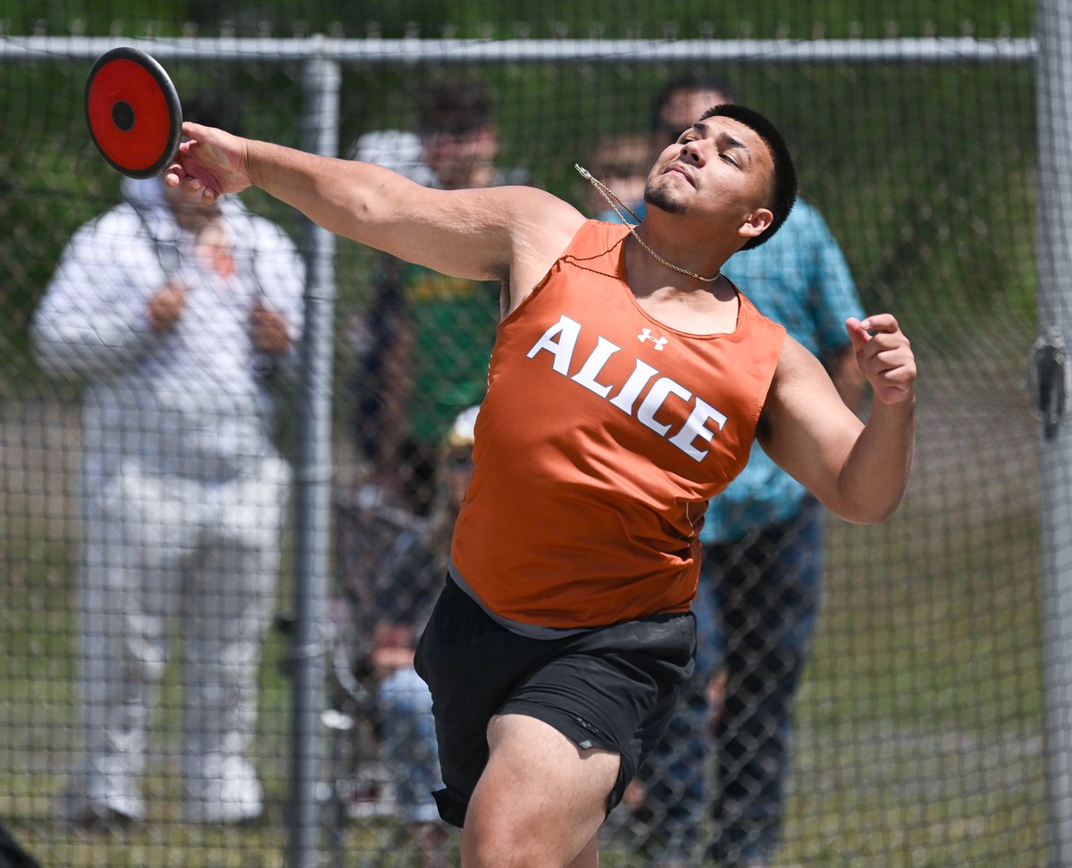 petethesportsg1's tweet photo. Some more early shots from the field events portion of the 31-4A meet in Calallen Wednesday! @AliceAthletics1 @marissacosta10 @AtwoodKory @joe_richard10 @ChrisThomasson7 @KRIS6sports @CallerSports https://t.co/AzFsEu2rBc