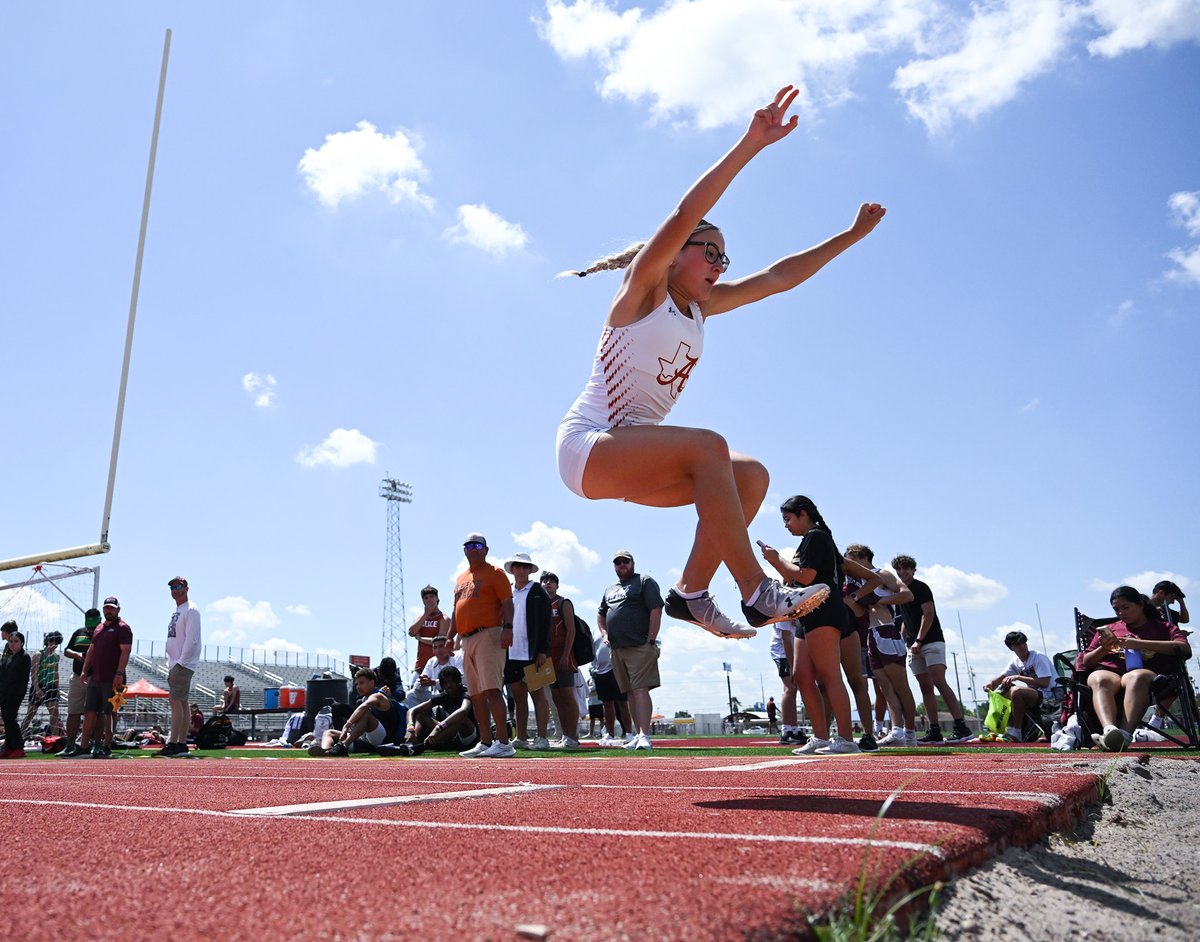 petethesportsg1's tweet photo. Some more early shots from the field events portion of the 31-4A meet in Calallen Wednesday! @AliceAthletics1 @marissacosta10 @AtwoodKory @joe_richard10 @ChrisThomasson7 @KRIS6sports @CallerSports https://t.co/AzFsEu2rBc