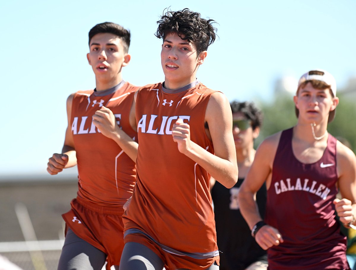 petethesportsg1's tweet photo. Some more early shots from the field events portion of the 31-4A meet in Calallen Wednesday! @AliceAthletics1 @marissacosta10 @AtwoodKory @joe_richard10 @ChrisThomasson7 @KRIS6sports @CallerSports https://t.co/AzFsEu2rBc