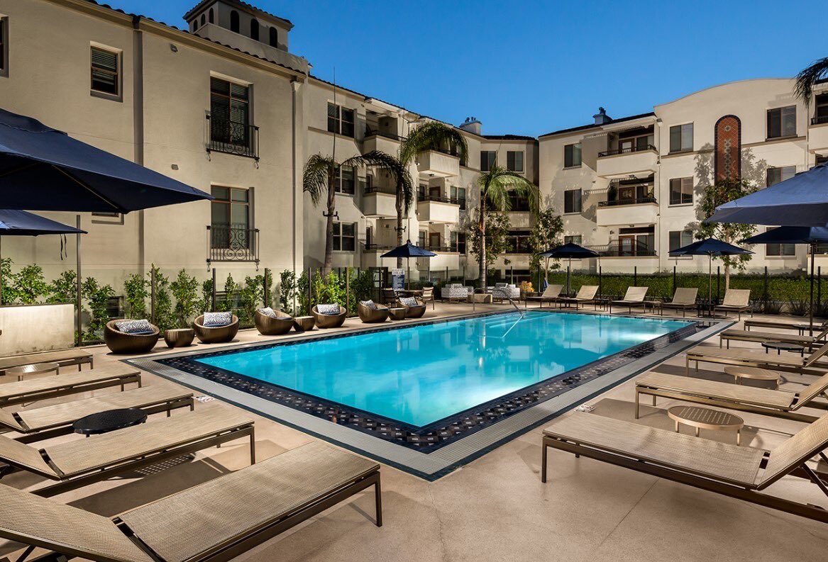 VeryAptCo's tweet photo. Craving warm weather? @theglendonapts has so much to offer. The beautiful scenery allows for residents to spend time in the outdoor courtyard as well as enjoy time indoors with spacious units and fantastic amenities. VeryApt provides the information you need all in one place. https://t.co/rkbMcjyxsF