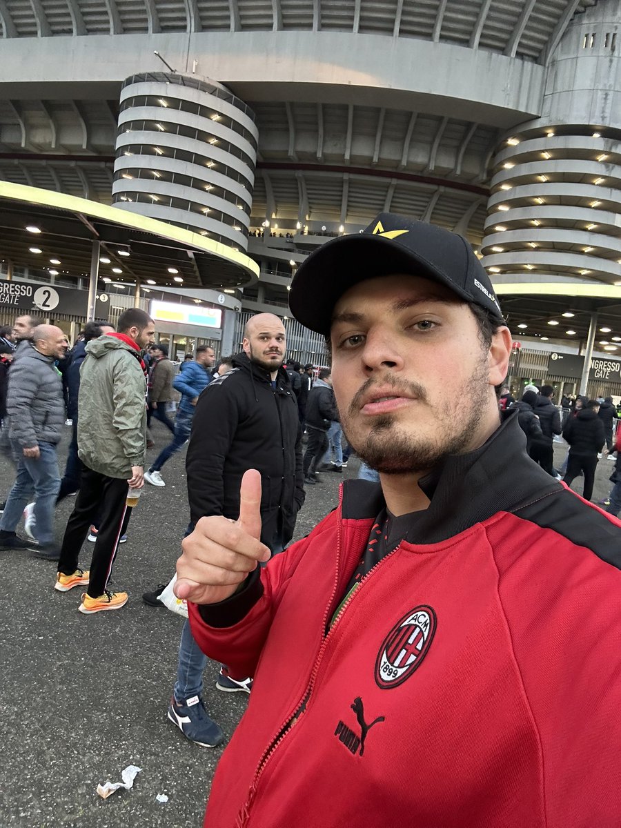 Gb_12's tweet image. Meu primeiro jogo de CHAMPIONS League. To nem aí, vamos Milan 🔥