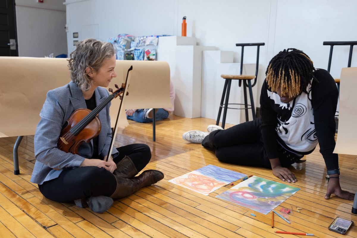 On Tuesday, CSO Artist-in-Residence Hilary Hahn led a class with visual arts students at <a href="/chiartshs/">ChiArts</a>, playing excerpts from her upcoming April 13-15 concerts with the CSO, inviting the students to draw in response and then discussing the creative process. <a href="/violincase/">Hilary Hahn</a>
📷: Anne Ryan