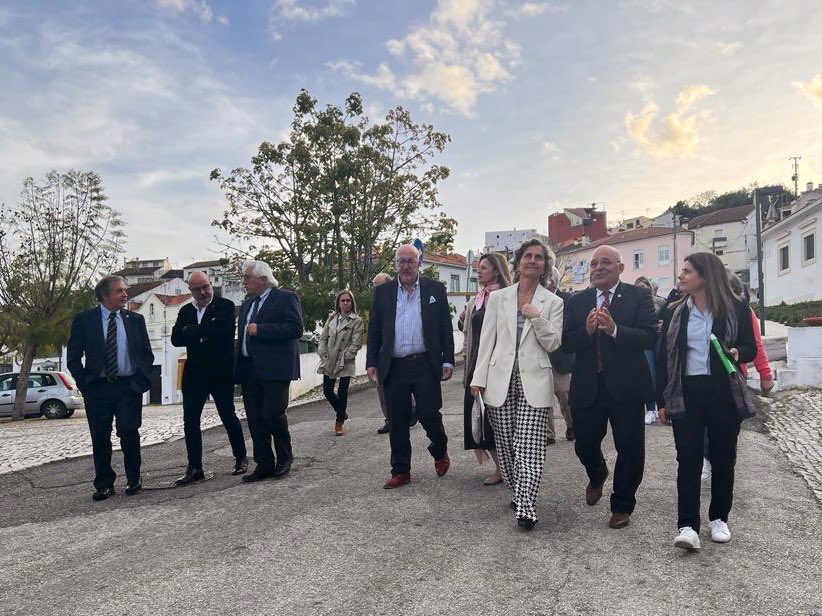 coesao_pt's tweet photo. Hoje, em #Pernes, reunimos com a Santa Casa da Misericórdia e com os Presidentes da Câmara Municipal, União das Misericórdias 🇵🇹 e @ccdralentejo para conhecer a obra de ampliação do lar de Idosos e avaliar as oportunidades de financiamento dos fundos 🇪🇺 através do #Portugal2030. https://t.co/STCf5pMirz