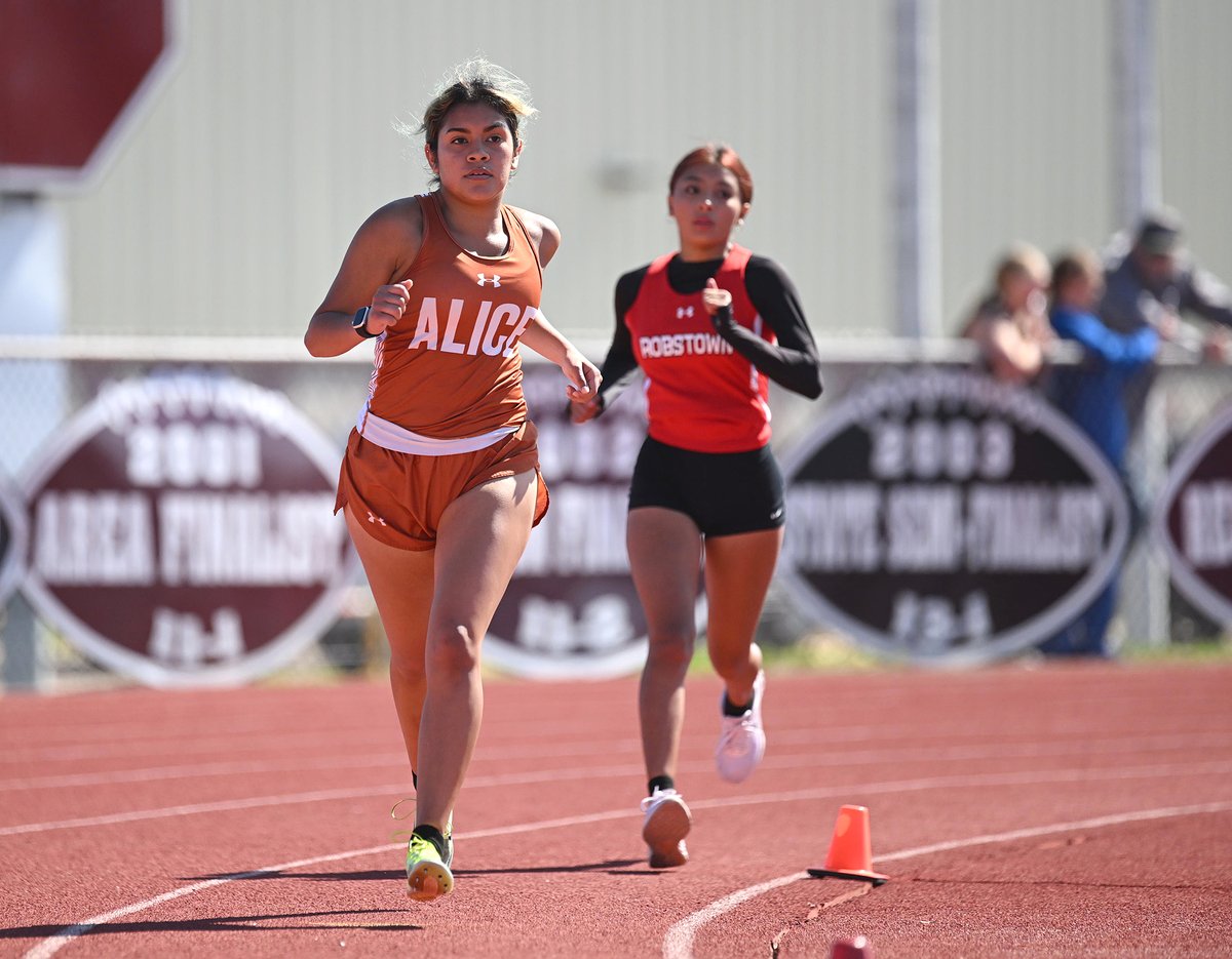 petethesportsg1's tweet photo. Some more early shots from the field events portion of the 31-4A meet in Calallen Wednesday! @AliceAthletics1 @marissacosta10 @AtwoodKory @joe_richard10 @ChrisThomasson7 @KRIS6sports @CallerSports https://t.co/AzFsEu2rBc