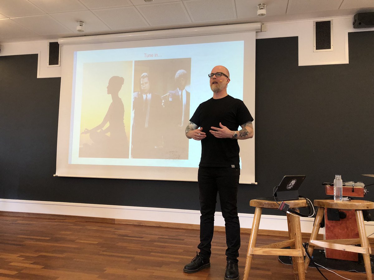 BittenK's tweet photo. Det pædagogiske værtskab taget under kærlig behandling i dag af @RasmusAlenkaer1 på kursus for nordjyske efterskoler - meget anvendeligt og en fantastisk måde at starte dagen på #efterskolerne #unge #pædagogik #skolechat #pulpfiction https://t.co/kO91INpBpL