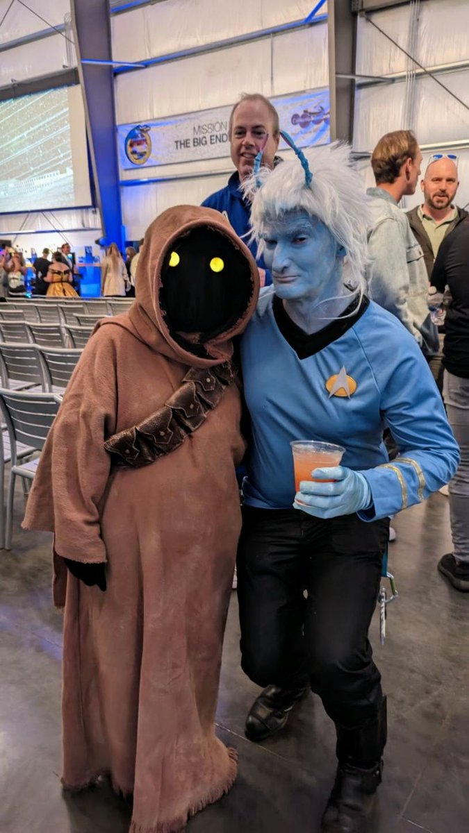 jaydiamond's tweet photo. A Jawa and an Andorean walk into a bar...
#YurisNight #yurisnightla
#StarTrek #StarWars https://t.co/1JoBb8sNa2
