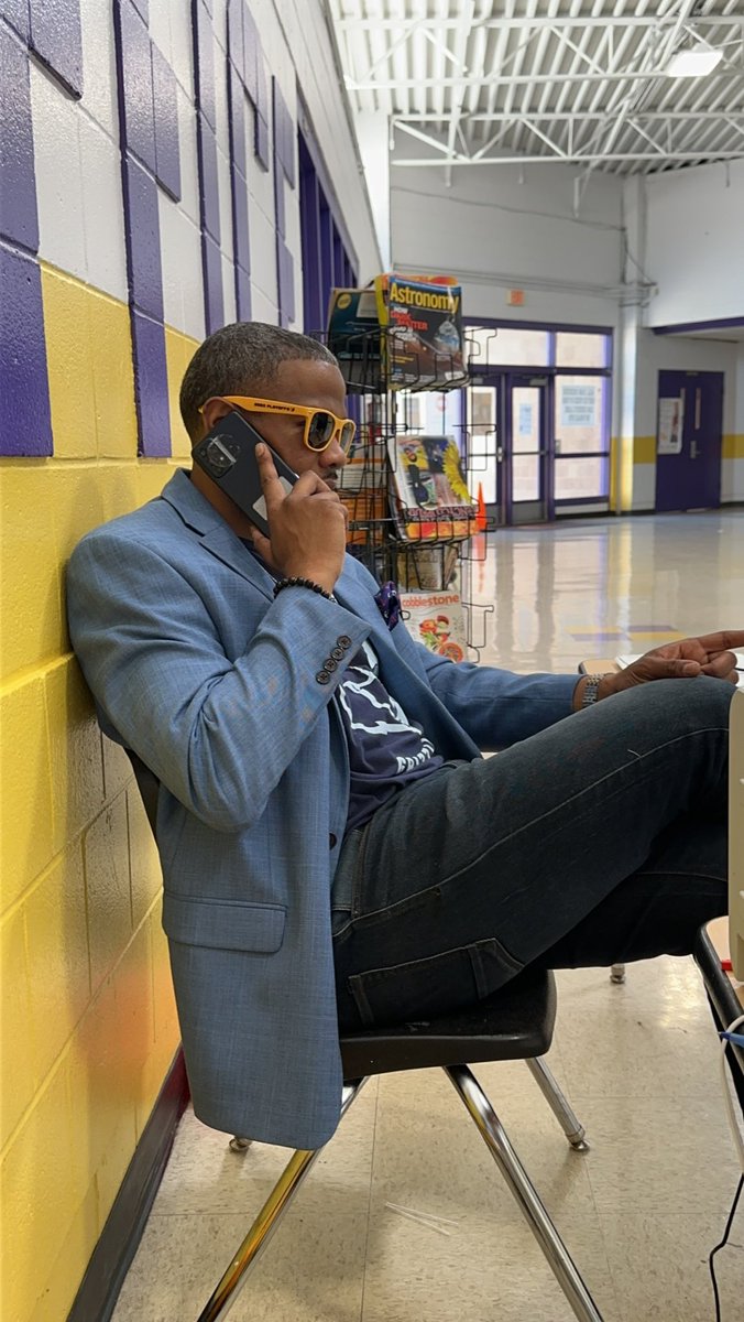 GeeterSchool's tweet image. Geeter K8’s Principal Martin kicking off GRIZZ playoff season #BIGMemphis