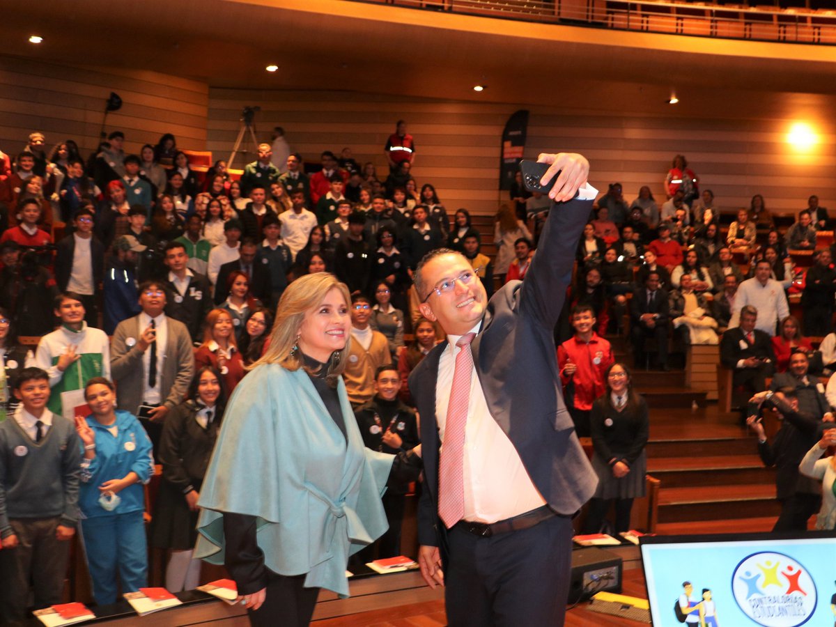 ContraloriaBta's tweet photo. “Ustedes no estarán solos en esta labor que asumen hoy como veedores de los recursos públicos”, Julián Mauricio Ruiz, contralor de #Bogotá.

¡Conoce cómo fue la posesión de los #ContraloresEstudiantiles2023! ➡ https://t.co/yfQzOzIDw0

#TuContraloríaEnAcción https://t.co/AoOfw6QmlO