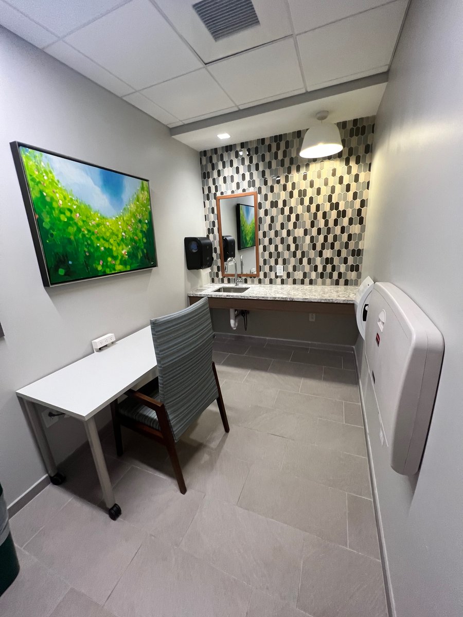 Check out the spotless, inviting, mom-friendly lactation room in the new RRR building at Rollins School! 🤱✨ <a href="/EmoryRollins/">Emory Public Health</a> #LactationRoom #SupportingParents