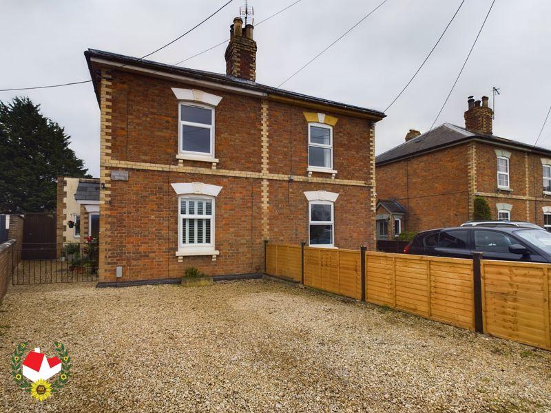Moor Street, Saul, Gloucestershire 2 bed cottage for sale - £400,000: Michael Tuck Estate Agents - Quedgeley present this 2 bedroom cottage for sale in Moor Street, Saul, Gloucestershire onthemarket.com/details/130800… <--More #Gloucestershire #3Counties #EstateAgents