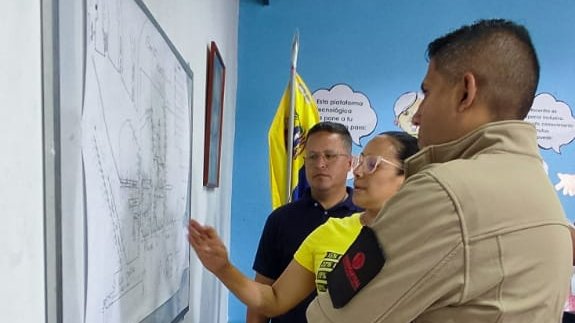 hidroven_ve's tweet photo. #EsNoticia En el Morro, eje Sur de la Parroquia Petare, el presidente de Hidrocapital @harolclemente
junto Alcalde @JoseVRangelA y el poder popular inspeccionó proyecto comunitario de 1.200 metros de tubería, para el beneficio de 1.800 habitantes
@NicolasMaduro @RMarcoTorres https://t.co/zwsEcaTpw4