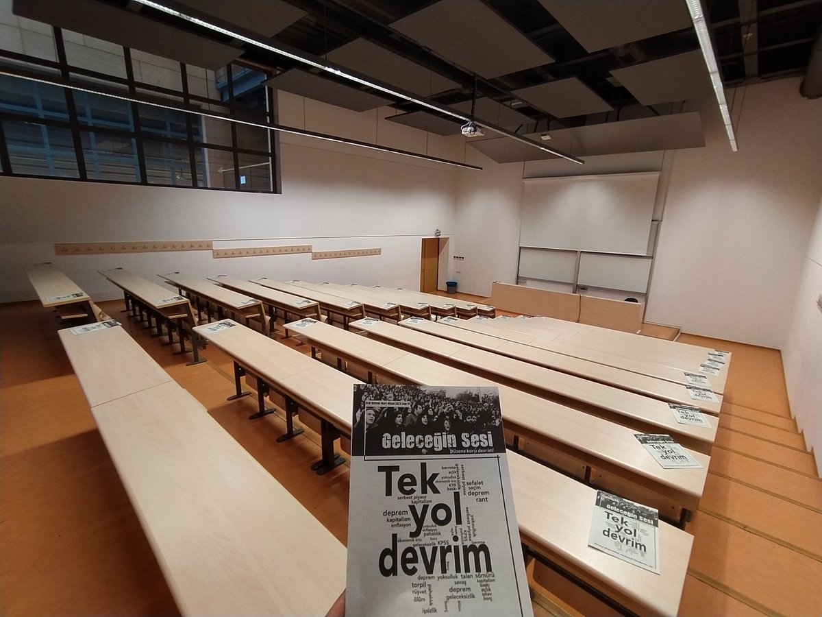 arsivdgb1's tweet photo. #DepremiUnutmaUnutturma 

Deprem bölgesi ile dayanışmaya çağıran bildirilerimizi ve "Tek yol devrim!" şiarı ile çıkan bültenimizin dağıtımını İstanbul Teknik Üniversitesi'nde gerçekleştirdik. 

Deprem bölgesi katılım ve dayanışma formu: https://t.co/oMQMgZlYCS https://t.co/A0Y2yILsAP