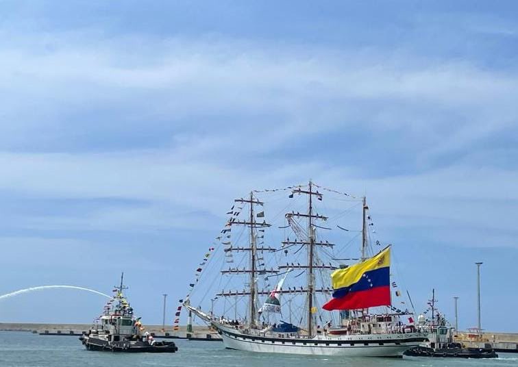 vladimirpadrino's tweet photo. Así zarpó nuestro Buque Escuela AB “Simón Bolívar” (BE-11)  al Crucero de Instrucción Caribe 2023. Pueblos hermanos podrán ser testigos nuevamente de la grandeza de Venezuela y su FANB, dignamente representada por el Embajador sin Fronteras  ¡Buen viento y buena mar! https://t.co/z7rbg226IQ