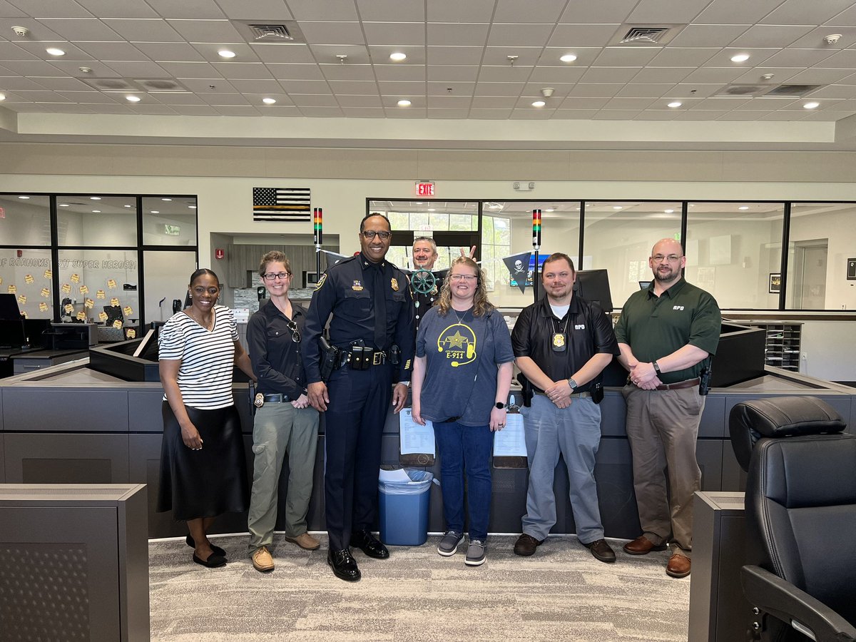roanokepolice's tweet photo. Happy #NationalPublicSafetyTelecommunicatorsWeek! Thank you to the City of Roanoke E-911 Center personnel who work around the clock to serve this community, who always answer the calls for help, & who always look out for us.
We couldn’t do this job without you!
#RPDpride #NPSTCW https://t.co/85DGDlp7vl