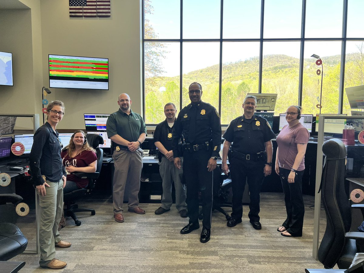 roanokepolice's tweet photo. Happy #NationalPublicSafetyTelecommunicatorsWeek! Thank you to the City of Roanoke E-911 Center personnel who work around the clock to serve this community, who always answer the calls for help, & who always look out for us.
We couldn’t do this job without you!
#RPDpride #NPSTCW https://t.co/85DGDlp7vl