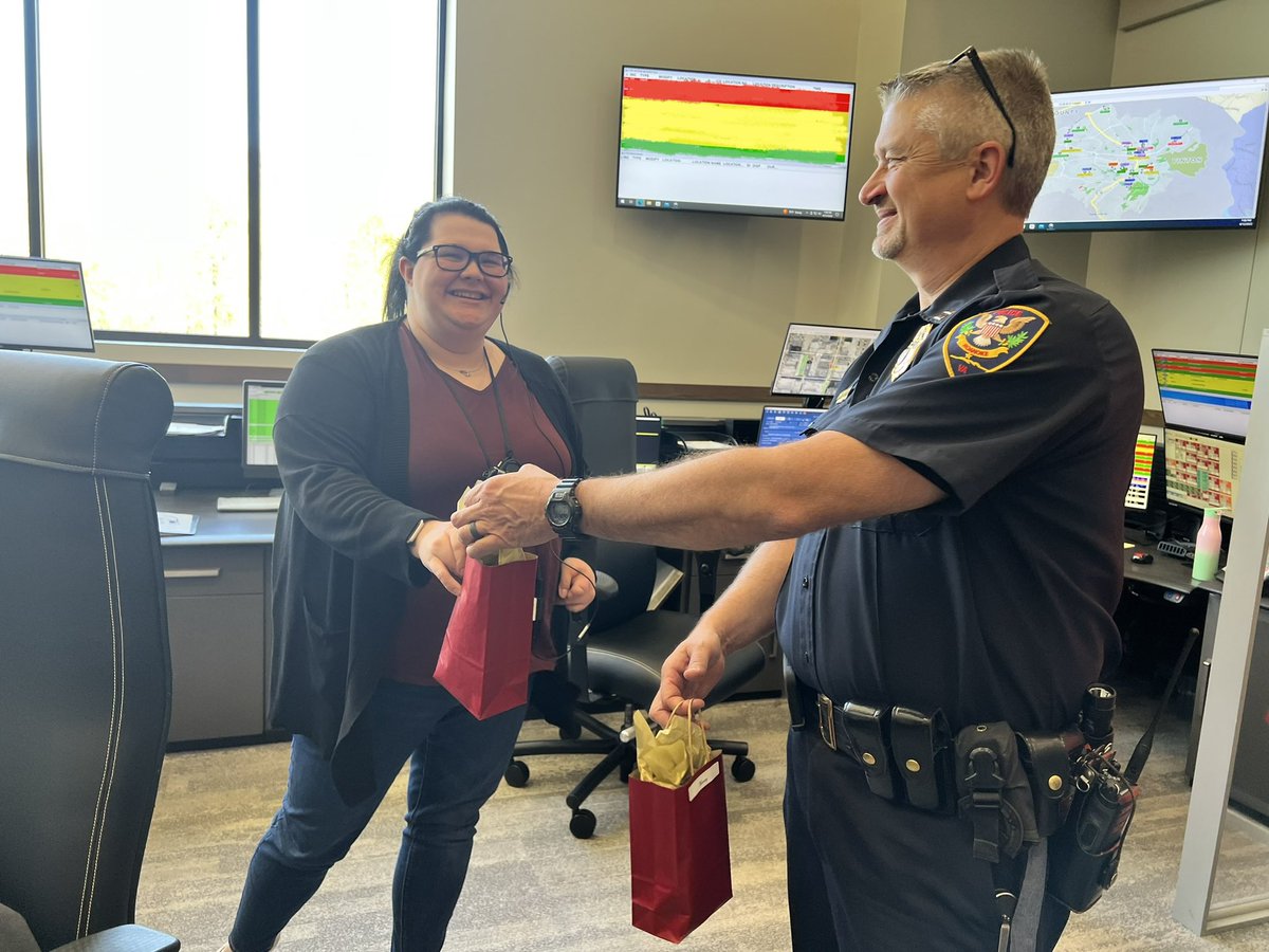 roanokepolice's tweet photo. Happy #NationalPublicSafetyTelecommunicatorsWeek! Thank you to the City of Roanoke E-911 Center personnel who work around the clock to serve this community, who always answer the calls for help, & who always look out for us.
We couldn’t do this job without you!
#RPDpride #NPSTCW https://t.co/85DGDlp7vl