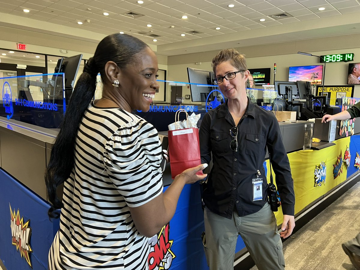 roanokepolice's tweet photo. Happy #NationalPublicSafetyTelecommunicatorsWeek! Thank you to the City of Roanoke E-911 Center personnel who work around the clock to serve this community, who always answer the calls for help, & who always look out for us.
We couldn’t do this job without you!
#RPDpride #NPSTCW https://t.co/85DGDlp7vl