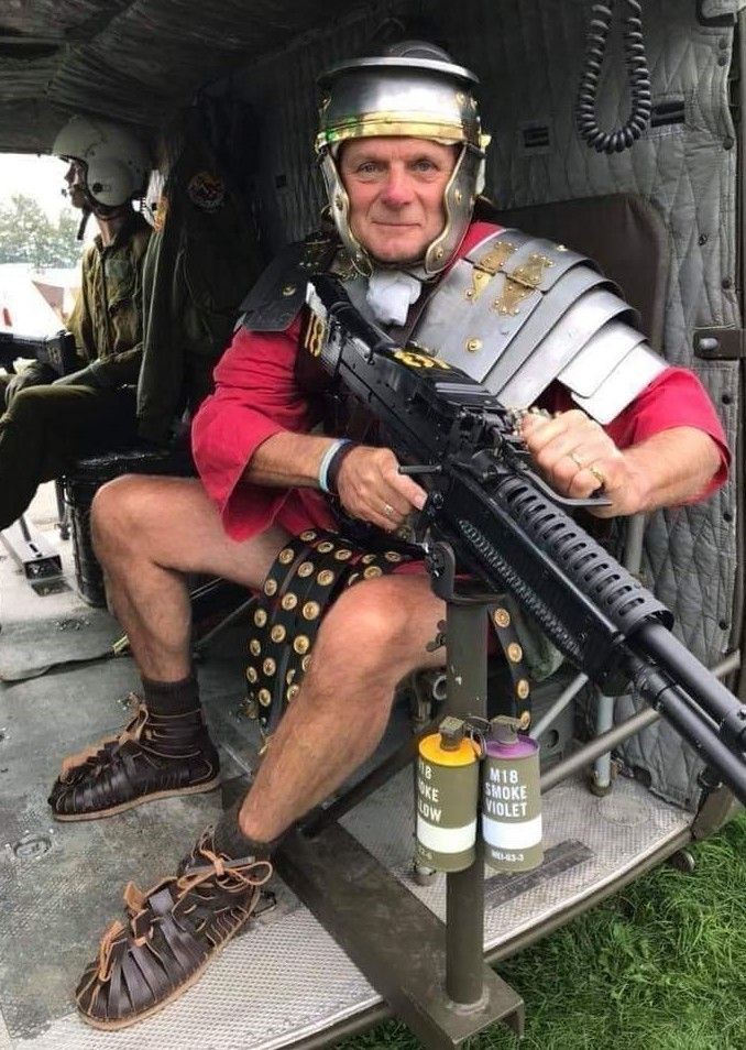 antiquite1's tweet photo. 52 avant JC, les légions romaines battent Vercingetorix à Alésia...
Enfin je sais pas, j'y connais rien, je ne suis pas Maître Gims... https://t.co/J2XijAROt0