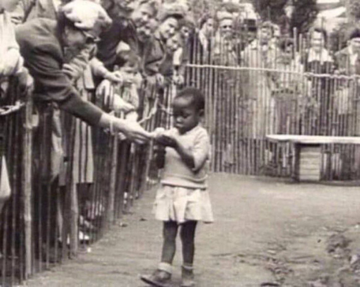 Bélgica 1958. Una niña africana fue mantenida en un zoológico para atraer turistas. 

Personas "civilizadas" alimentando con plátano a una niña africana en un zoológico humano durante una Feria Mundial en Bruselas.

Siempre que Europa te cuente sobre DDHH, recuérdales que