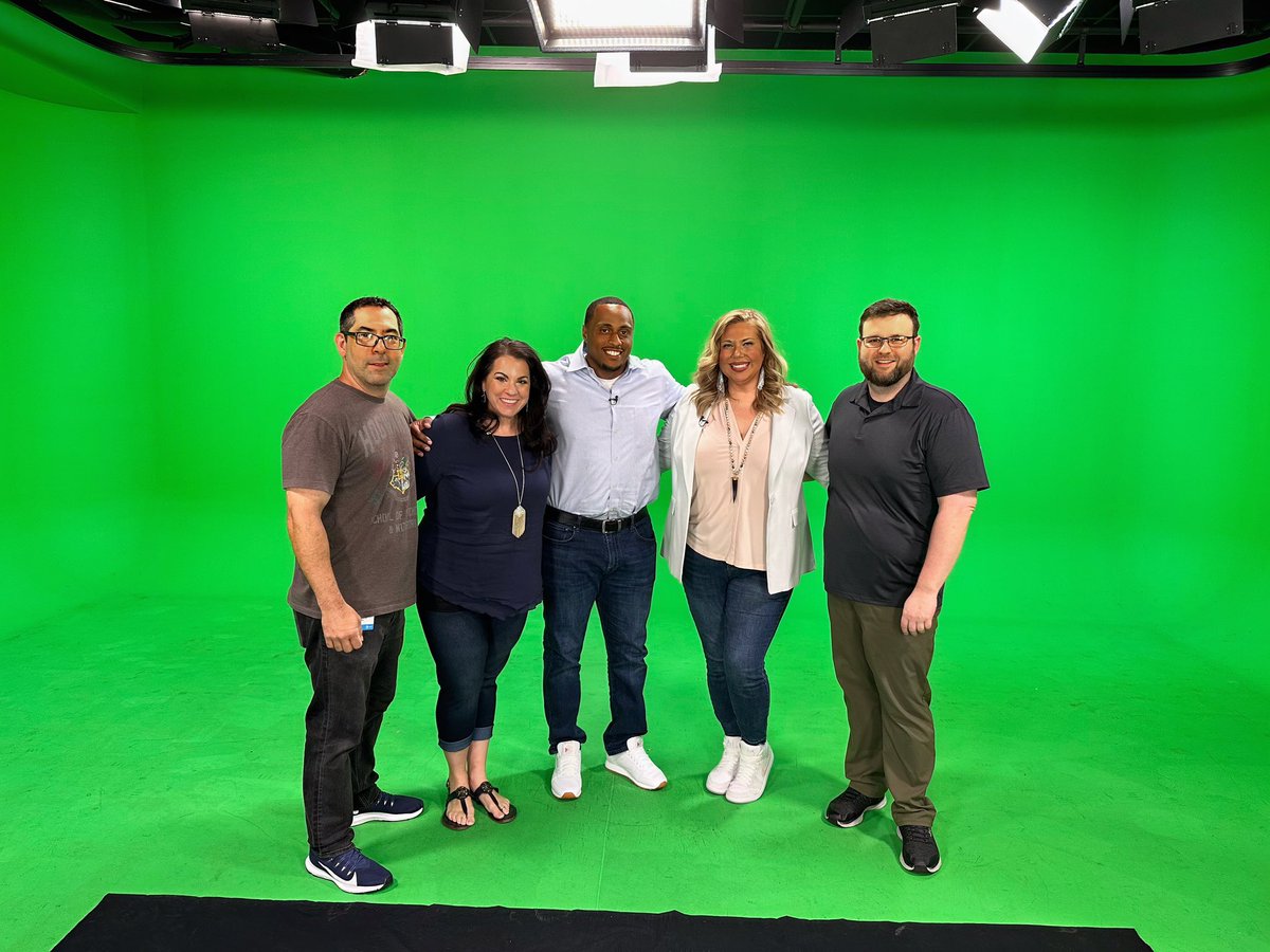 ladybriseno's tweet photo. Studio Squad! How do you coach your leaders? Do you know how to have transparent conversations up, down and across the hierarchy!? Stay tuned to learn more. #yearofthecoach #coachthecoach #weareallhuman #lifeatatt #infocus #ptoglow @watchinFOCUS @Derrick_inFOCUS https://t.co/53L53TUyBc