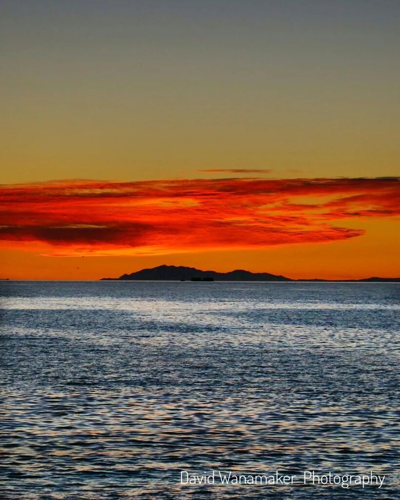 rustictable's tweet photo. Red sky at night, sailor's delight. #pugetsound #whidbeyisland #sunset #redsky #washingtonstate #leftcoast #leftcoasttravels #explore #sideroads #evening #travelusa #roadtripusa #instascenery #instagram #instamoments #instadaily https://t.co/Cyot56fzuy https://t.co/qCn1z3MKp0