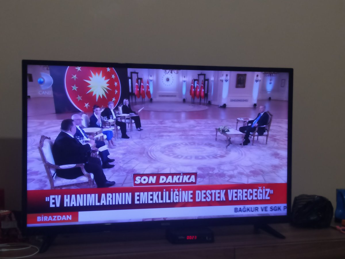 Ev hanımlarının işvereni kim olacak çok merak ediyorum. Bizlerin işvereni SGK numarası olduğu halde bizlere patronunuz kim iş akdiniz yok kısa kol uzun kol diyerek hakkımızı vermiyorsunuz. Daha fazla söze gerek varmı ? #StajyeriKüstürmeyin #StajyerÇırakSeçimiBelirler