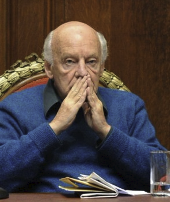 _David_Senabre_'s tweet photo. Para Galeano la pobreza, el padecimiento y el 'subdesarrollo' de la mayoría de los países iberoamericanos, no es un estado natural de su sociedad.

Es producto del saqueo económico, sostenido y sistemático, a lo largo de la Historia, perpetrado por Europa y los EE. UU. https://t.co/PPcXgXmwn3