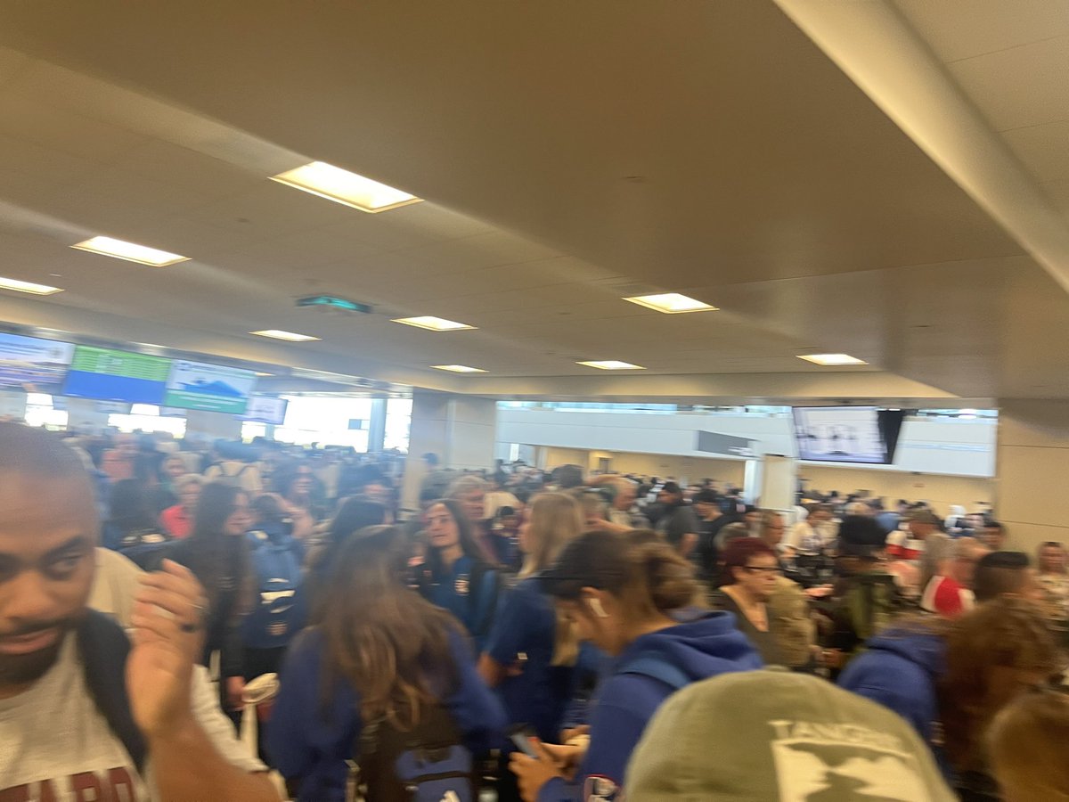 JHoffman_DC's tweet photo. @USCustomsandBo1  why are all of these booths closed when arrivals is packed @Dulles_Airport? https://t.co/492idSfQMm