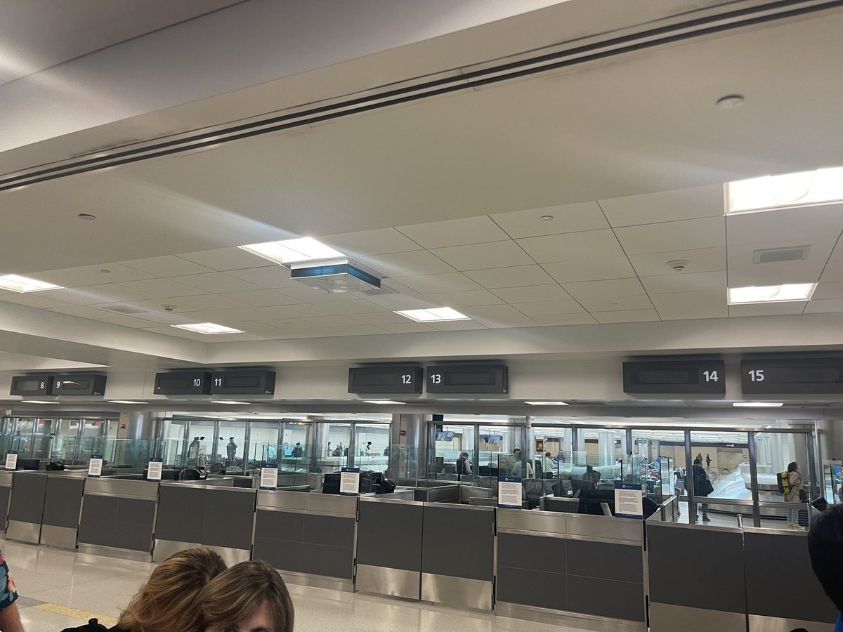 JHoffman_DC's tweet photo. @USCustomsandBo1  why are all of these booths closed when arrivals is packed @Dulles_Airport? https://t.co/492idSfQMm